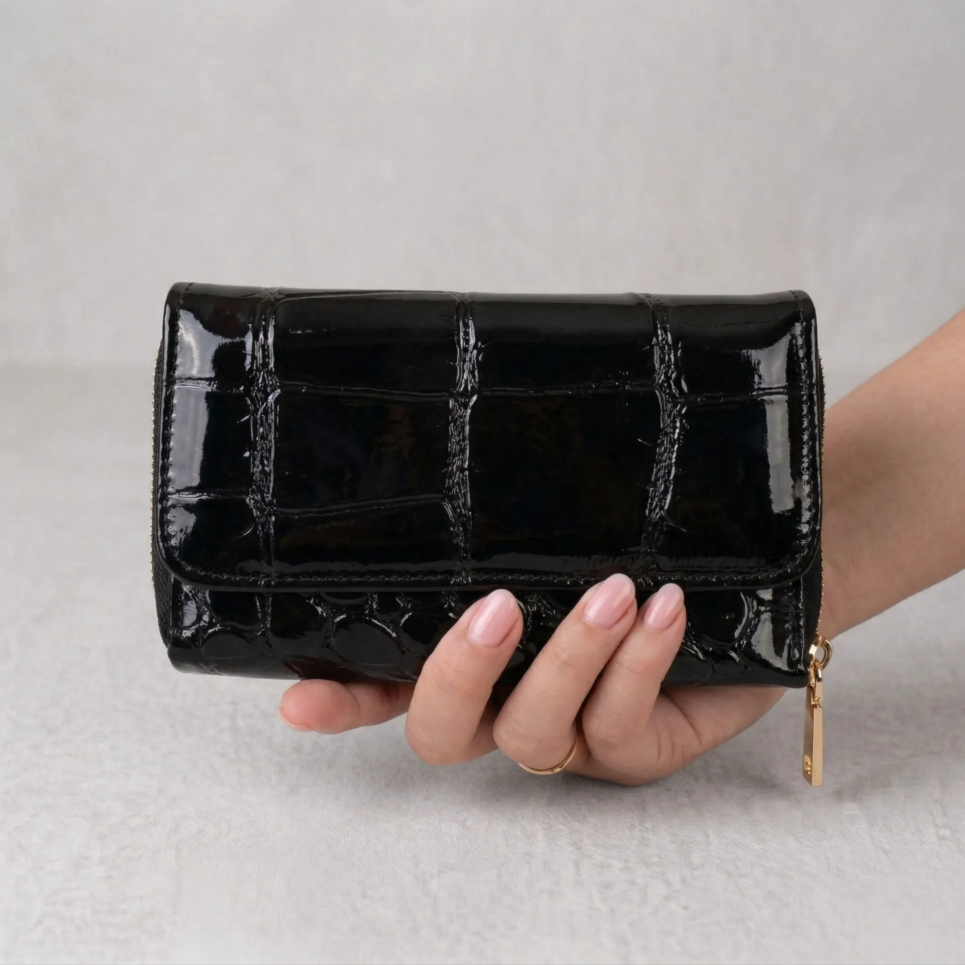 [C22LUCHNEG] CARTERA SARY PIEL (CHAROL NEGRO)