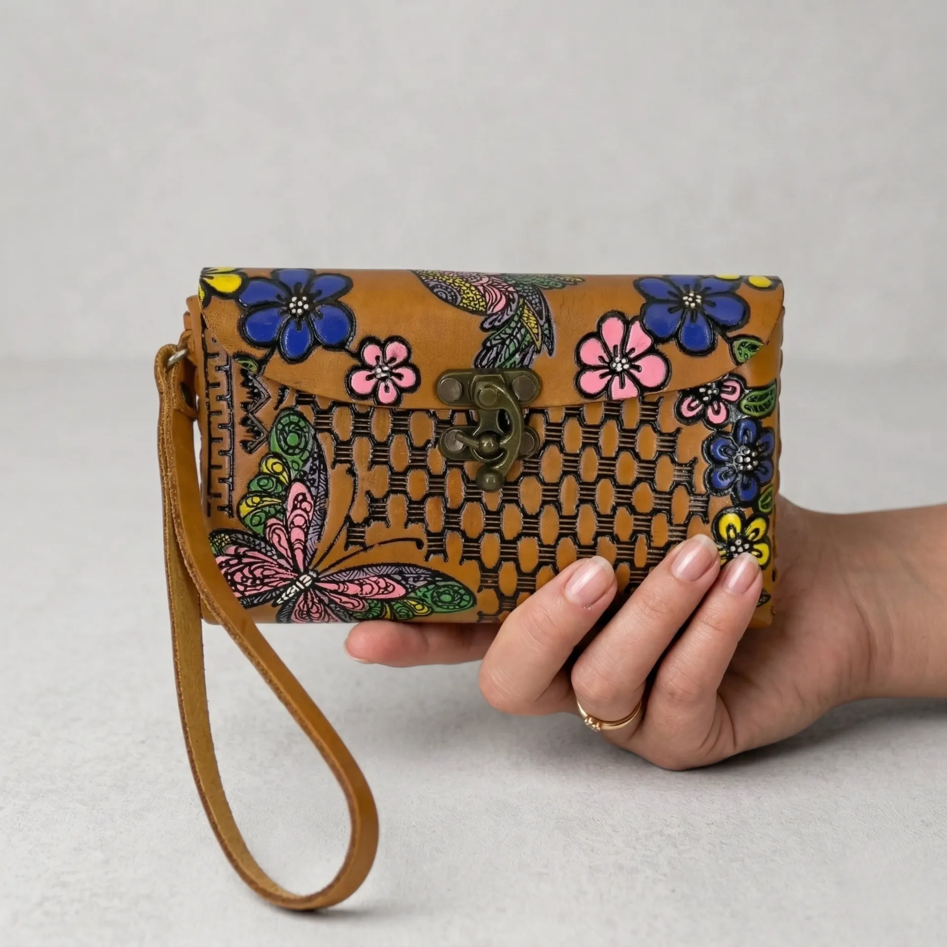 [M1VCCFSH] MUÑEQUERA VAQUETA CINCELADA  (COLIBRI FLOR SHEDRON)